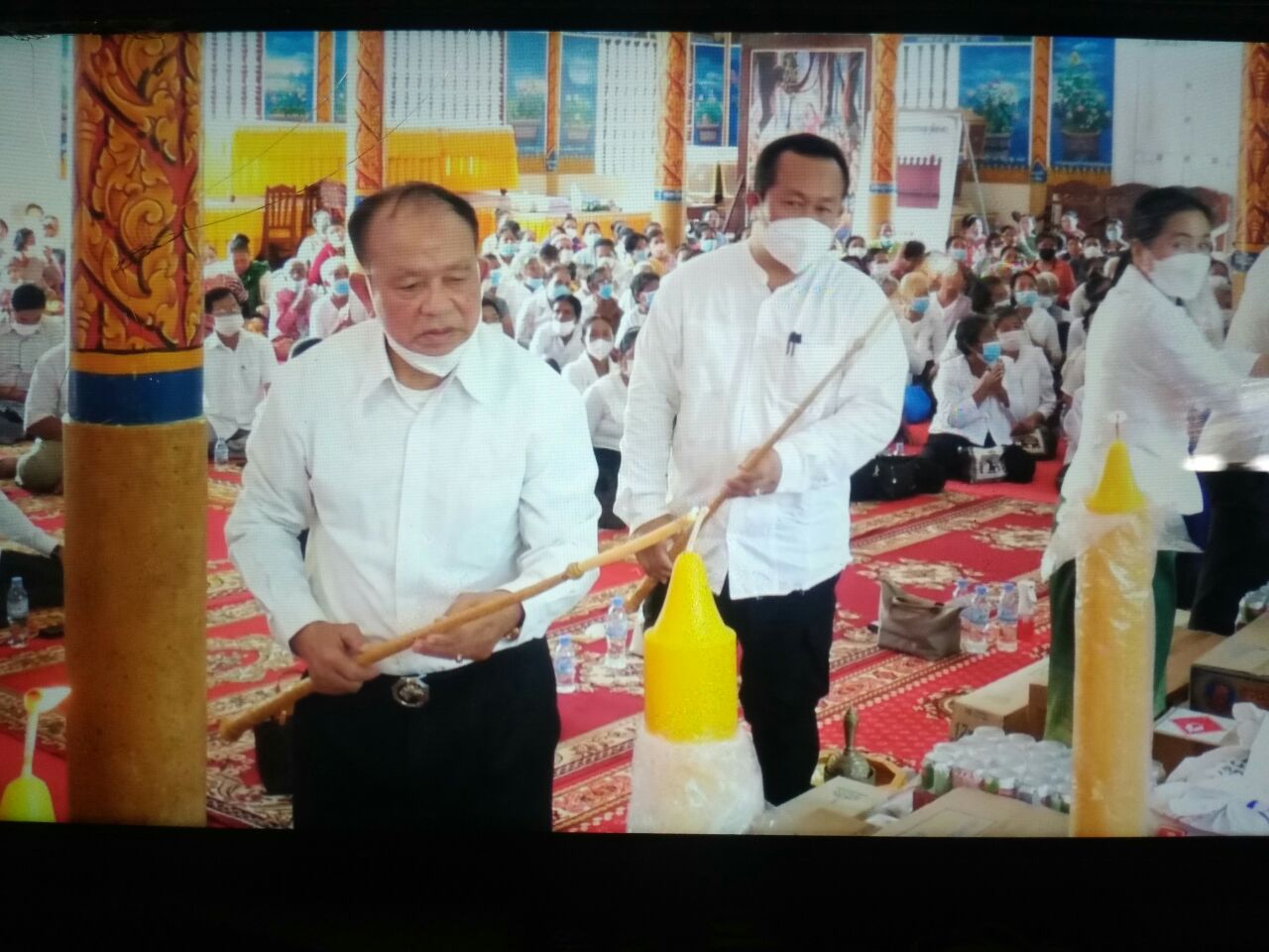 អ្នកតំណាងរាស្ត្រមណ្ឌលកំពត ប្រគេនទៀនព្រះវស្សាបច្ច័យ និងទេយ្យវត្ថុដល់ព្រះសង្ឃចំនួន ៧វត្ត ក្នុងក្រុងកំពត និងស្រុកទឹកឈូ