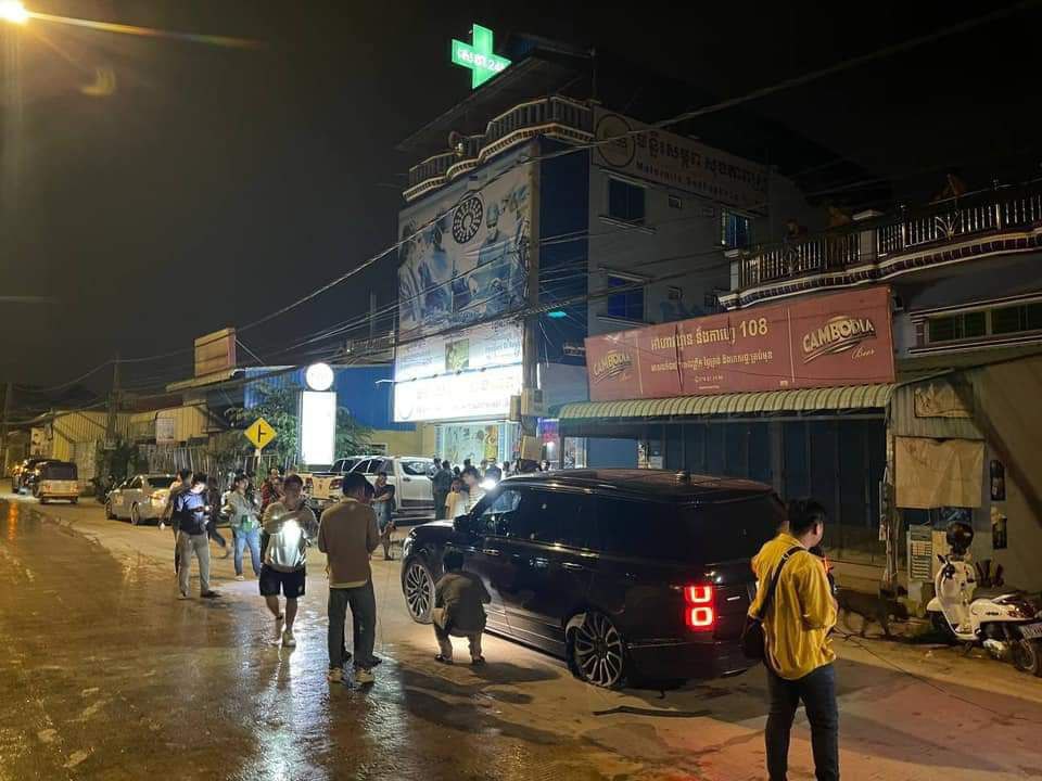 រថយន្តស៊េរីទំនើប RangRover មួយគ្រឿងរងការបាញ់ប្រហារជាច្រើនគ្រាប់ ខណៈជនបរទេស ២នាក់រងរបួសធ្ងន់