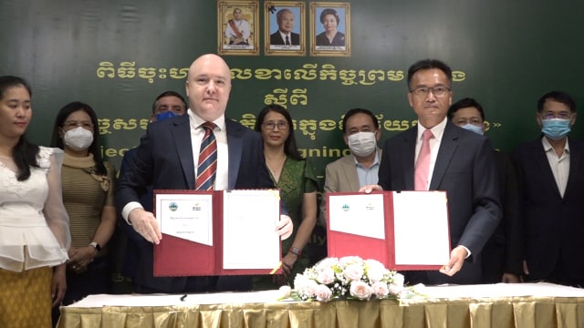 ក្រសួងបរិស្ថាន បានចុះកិច្ចហត្ថលេខាលើកិច្ចព្រមព្រៀង អង្គការសម្ព័ន្ធមិត្តសត្វព្រៃ Wildlife Allianceស្តីពី«កិច្ចសហប្រតិបត្តិការក្នុងវិស័យបរិស្ថាន»សម្រាប់ ការរៀបចំគម្រោងរ៉េដបូកសំកុស ក្នុងដែនជម្រកសត្វព្រៃភ្នំសំកុស