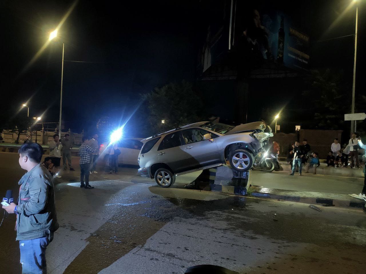 តៃកុងស្រវឹងបើករថយន្ត LEXUS បោះពួយឡេីងលេីឃឿនថ្មពុះចែកទ្រូងផ្លូវកល់ជាប់