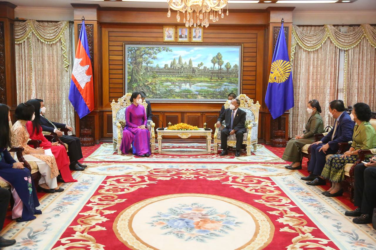 Breaking សម្តេចចក្រី ហេង សំរិន អនុញ្ញាតឱ្យប្រតិភូសហព័ន្ធនារីវៀតណាម ចូលជួបសម្តែងការគួរសម