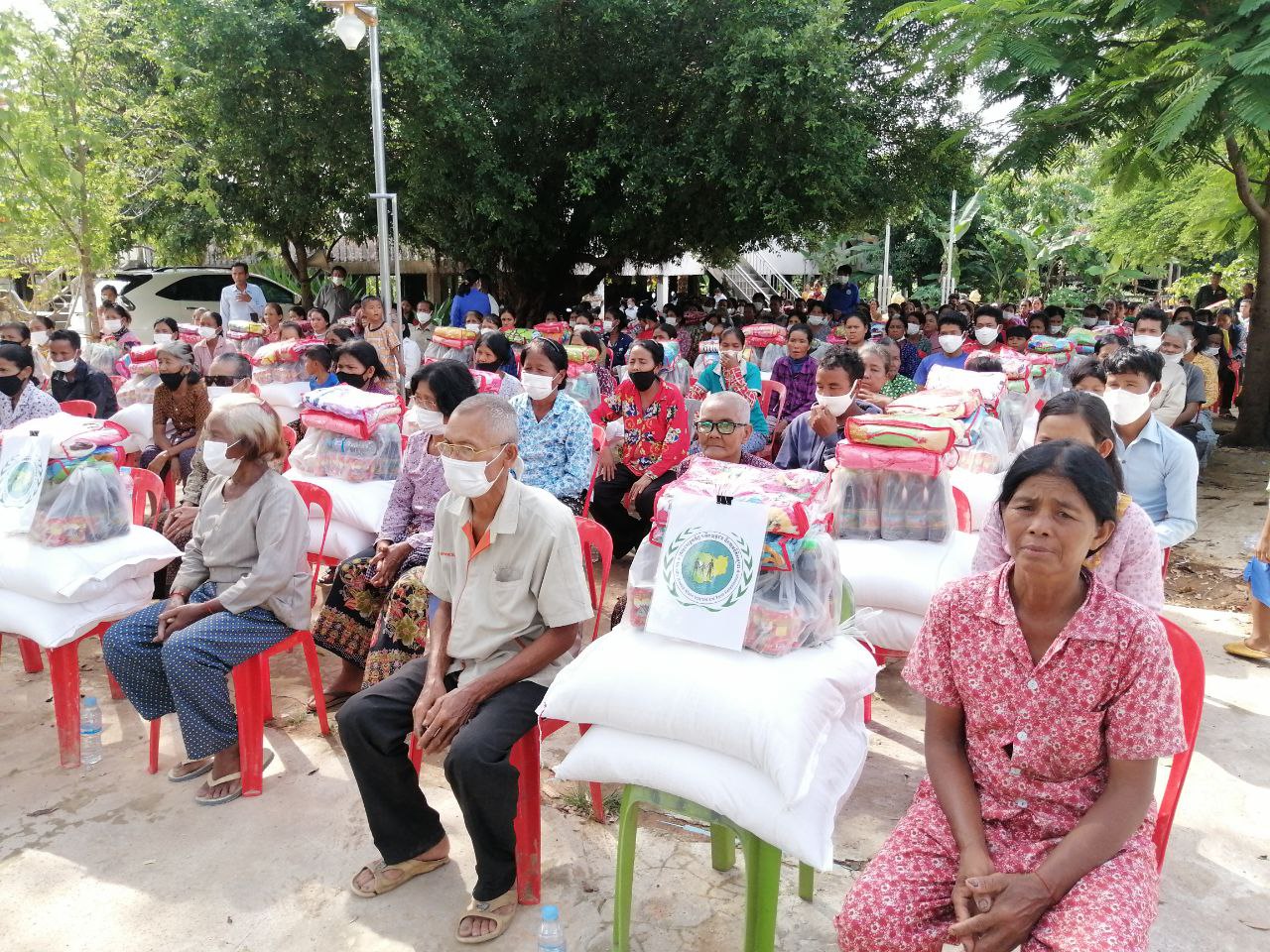 ប្រជាពលរដ្ឋ ក្រីក្រ ១៥០គ្រួសារ ទទួល បានអំណោយ ពីមន្ទីរ សង្គមកិច្ច អតីត យុទ្ធជន និងយុតិសម្បទា ខេត្តកំពង់ធំ