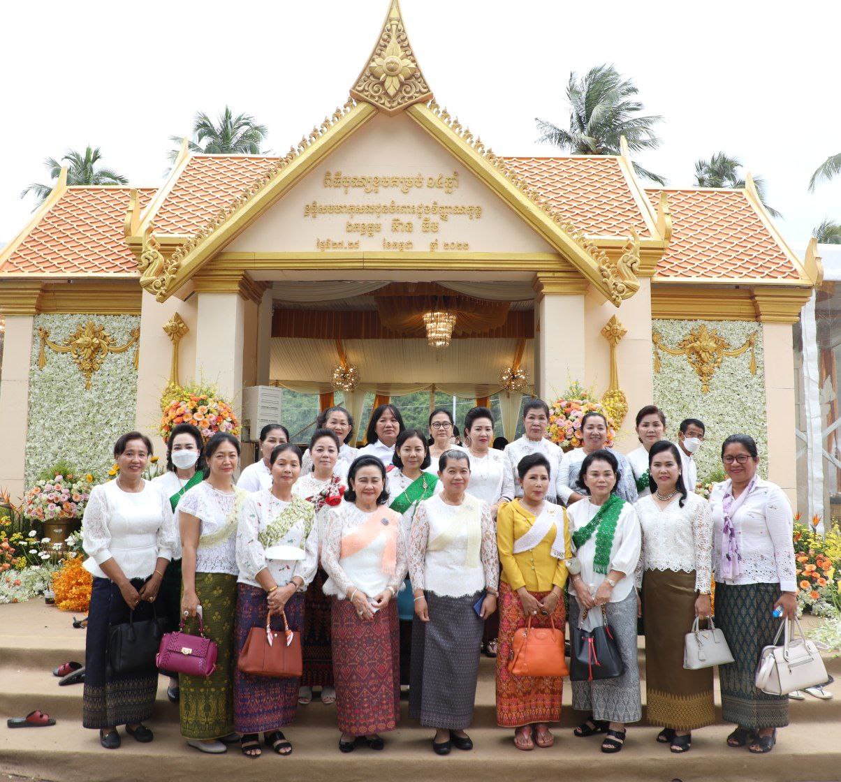 លោកជំទាវកិត្តិសង្គហបណ្ឌិត ម៉ែន សំអន សំណេះសំណាលជាមួយប្រជាពលរដ្ឋចំនួន ៣៥០គ្រួសារ នៅស្រុកអង្គរជ័យ ខេត្តកំពត