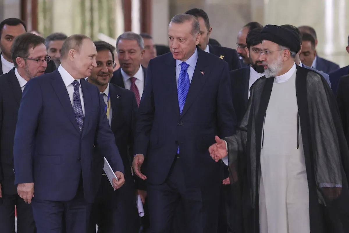 ប្រធានាធិបតីតួកគីលោក Erdogan ពិភាក្សាជាមួយប្រធានាធិបតីរុស្ស៊ី និងអ៊ីរ៉ង់ ពីភាពចាំបាច់នៃការដកទ័ពអាមេរិកចេញពីភាគខាងកើតទន្លេ Euphrates នៃប្រទេសស៊ីរី ក្នុងអំឡុងកិច្ចប្រជុំកំពូលនៅទីក្រុងតេអេរ៉ង់  – Middle East Monitor