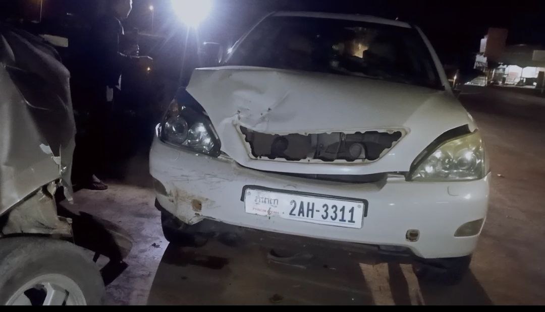 រថយន្ត Lexus RX330 បុករះរថយន្តបីគ្រឿងចតស្ងៀមបណ្តាលឲ្យមួយគ្រឿងខូចខាតធ្ងន់ធ្ងរ