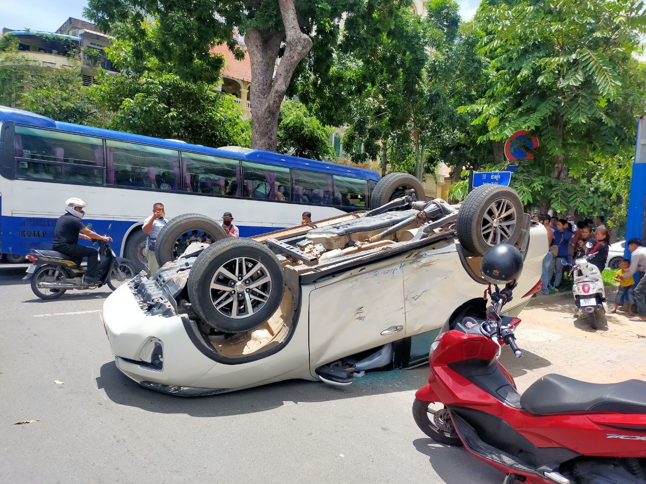 រថយន្តHILUX VIGO បុករថយន្តទំនើប FORTUNER ក្រឡាប់ផ្ងារជើងទាំងកណ្ដាលថ្ងៃត្រង់ នៅក្បែរមន្ទីរពេទ្យអង្គឌួង