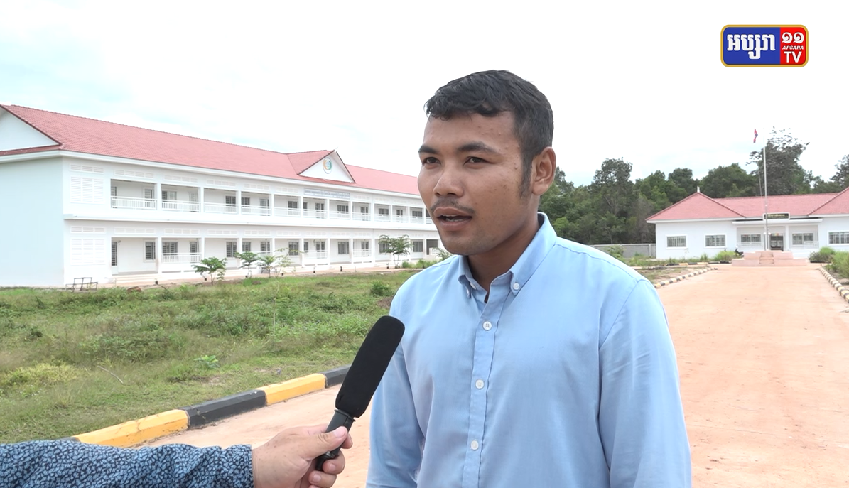 គណៈគ្រប់គ្រងសាលាបឋមសិក្សា ហ៊ុន សែន រុនតាឯក រង់ចាំស្វាគមន៍បុត្រធីតារបស់ប្រជាពលរដ្ឋដែលផ្លាស់ទីលំនៅមកពីតំបន់រមណីយដ្ឋានអង្គរឱ្យមកបន្តការសិក្សារៀនសូត្រ