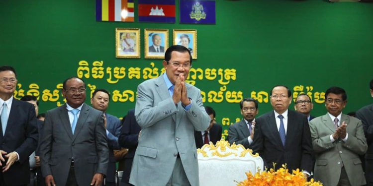 សម្តេចតេជោ ហ៊ុន សែន អញ្ជើញប្រគល់សញ្ញាបត្រ ជូននិស្សិតសាកលវិទ្យាល័យអាស៊ី-អឺរ៉ុប ជាង ៣ពាន់នាក់  នៅព្រឹកថ្ងៃនេះ