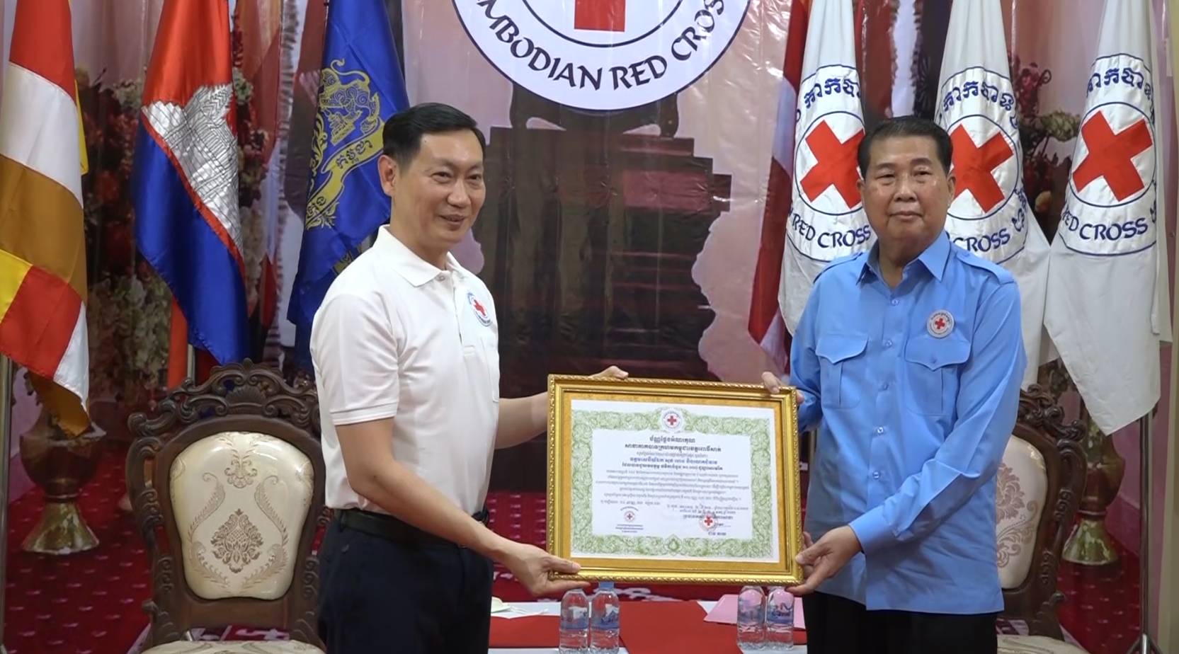ឯកឧត្តម កែវ រតនៈ ប្រគល់ថវិកាចំនួន ៣០៥,០០០ដុល្លារអាមេរិកដល់សាខាកាកបាទក្រហមខេត្តពោធិ៍សាត់
