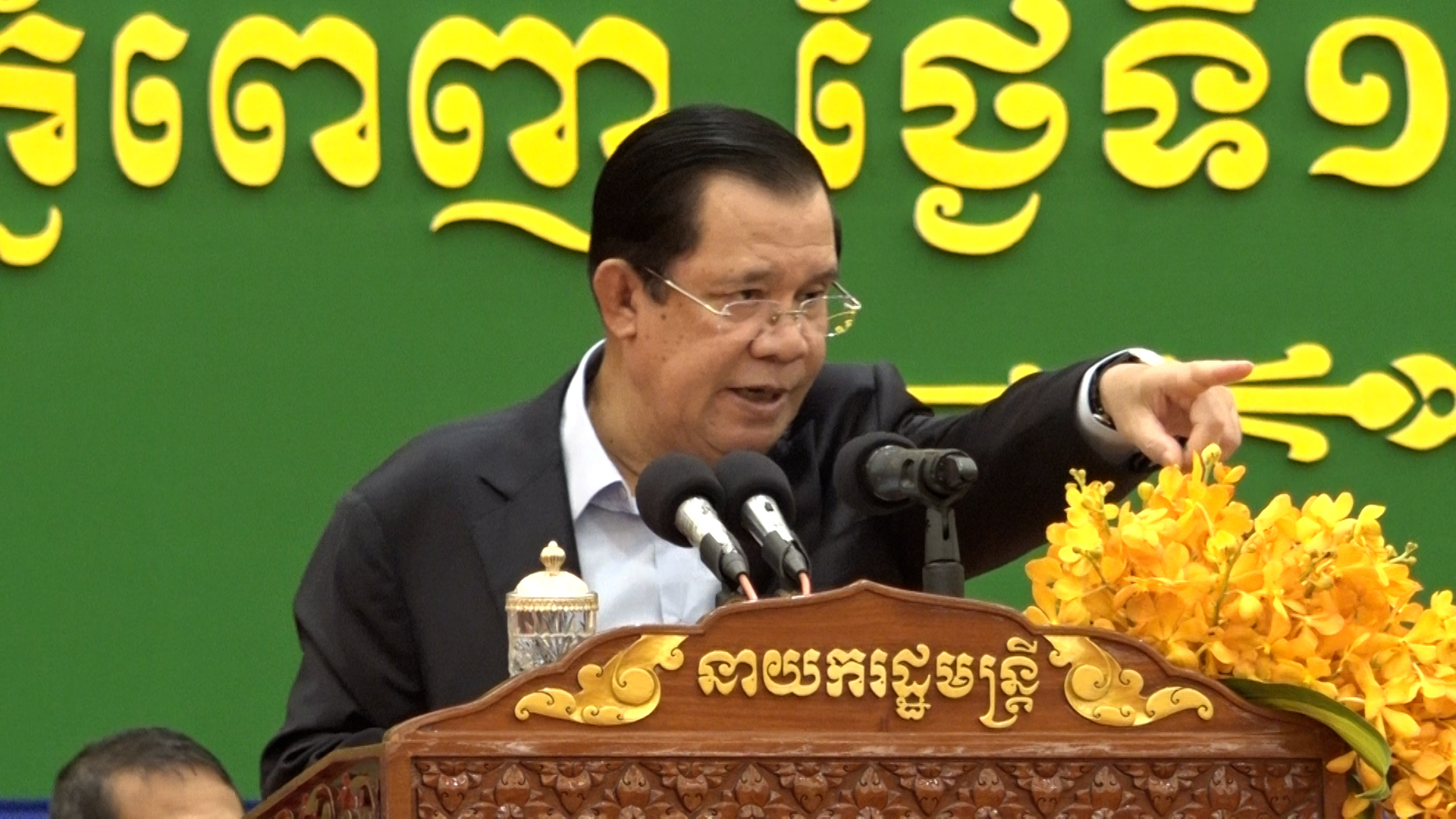 សម្ដេចតេជោ ហ៊ុន សែន បញ្ជាទៅរដ្ឋមន្ត្រីក្រសួងការងារ ប្រញាប់ដោះស្រាយប្រាក់ឈ្នួលជូនកម្មករ៤០០នាក់ បន្ទាប់ពីថៅកែរត់ចោល