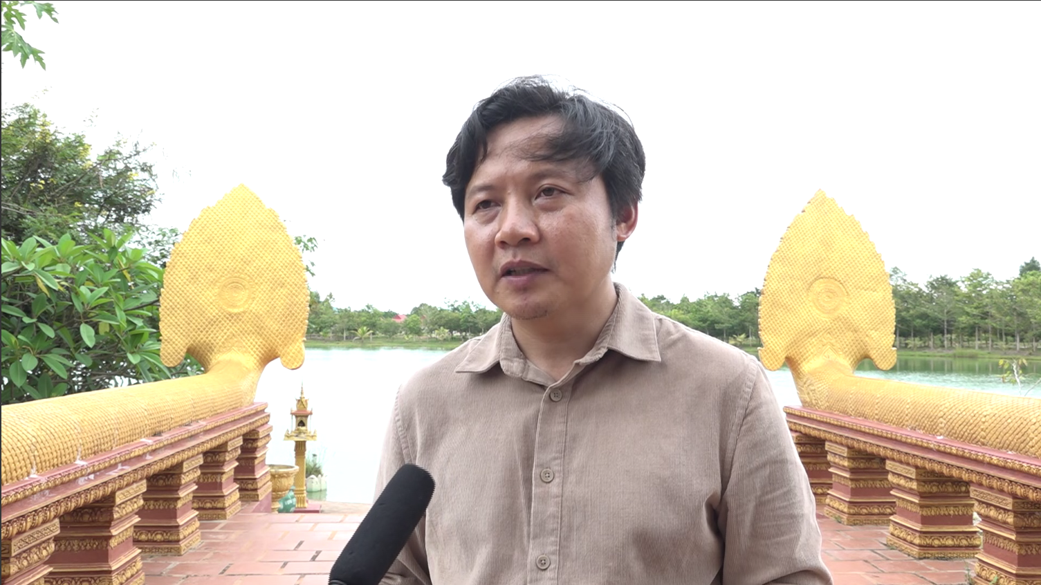 មន្រ្តីជាន់ខ្ពស់ក្រសួងដែនដី៖ តំបន់រុនតាឯកនេះត្រូវបង្កើតឡើងនៅឆ្នាំ២០០៤ សំរាប់ដោះស្រាយជូនបងប្អូនប្រជាពលរដ្ឋដែលបានស្មគ្រ័ចិត្តរើទីលំនៅពីតំបន់រមណីយដ្ឋានអង្គរ មកតាំងទីលំនៅ ស្របពេលដែលហេដ្ឋារចនាសម្ព័ន្ធនានាត្រូវបានកសាងឡើង
