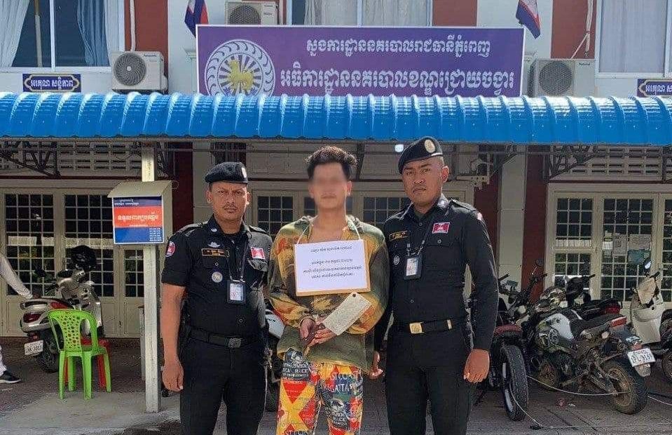 កម្លាំងអធិការដ្ឋាននគរបាលខណ្ឌជ្រោយចង្វារ ឃាត់ខ្លួនជនសង្ស័យម្នាក់ ពាក់ព័ន្ធករណីយកកាំបិតបុ័ងតោកាប់ជនរងគ្រោះបណ្តាលរងរបួសធ្ងន់ធ្ងរ