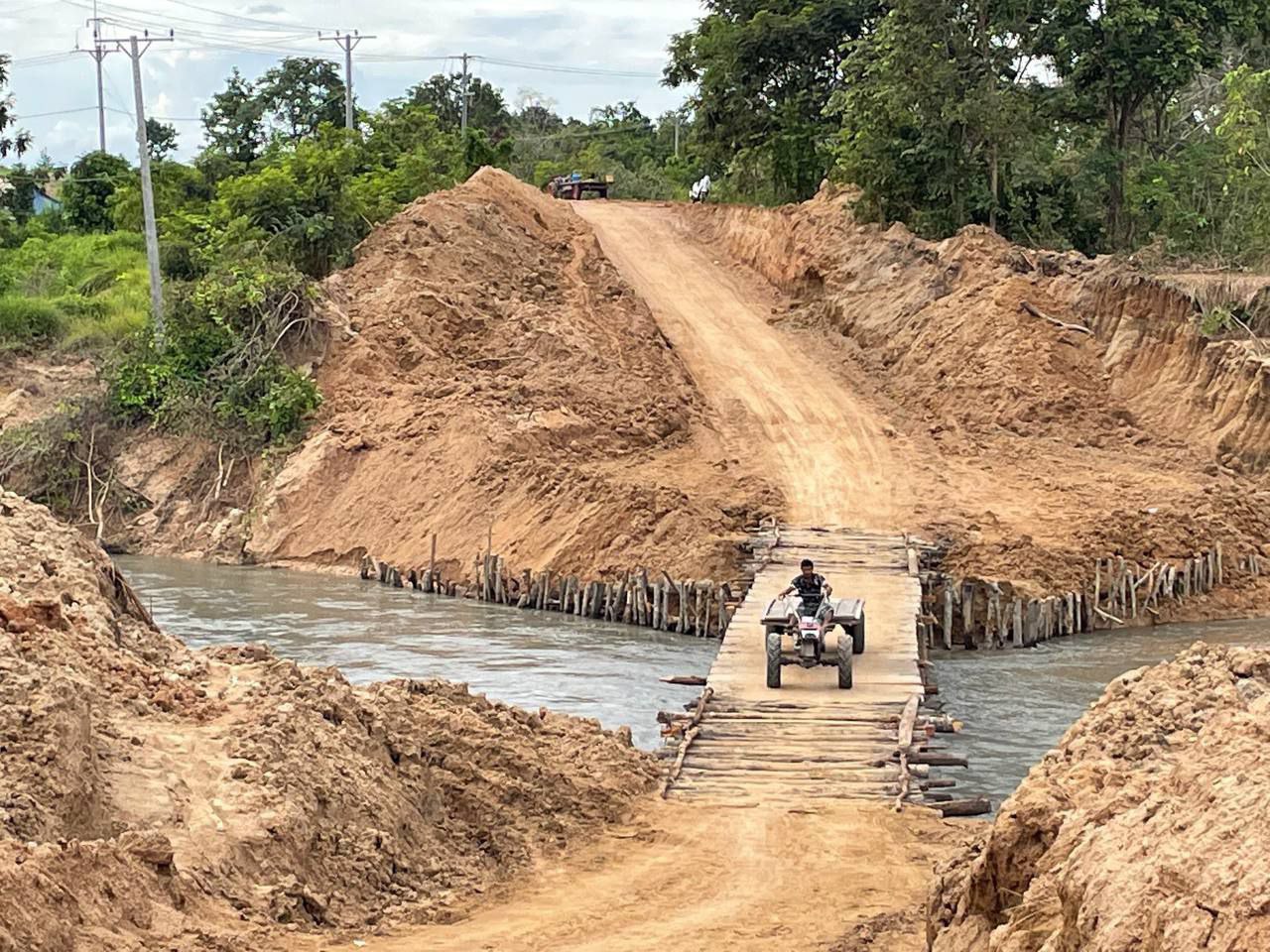 មន្ត្រីជំនាញ និងអាជ្ញាធរ បានកសាងស្ពានបណ្ដោះអាសន្ន ឱ្យបងប្អូនប្រជាពលរដ្ឋធ្វើដំណើរ ឆ្លងកាត់នៅលើទំនប់ចាក់ទឹមដែលបានហូរច្រោះកាត់ផ្ដាច់ដោយសារជំនន់ទឹកភ្លៀងជាង ១០០ម៉ែត្រនោះហើយ