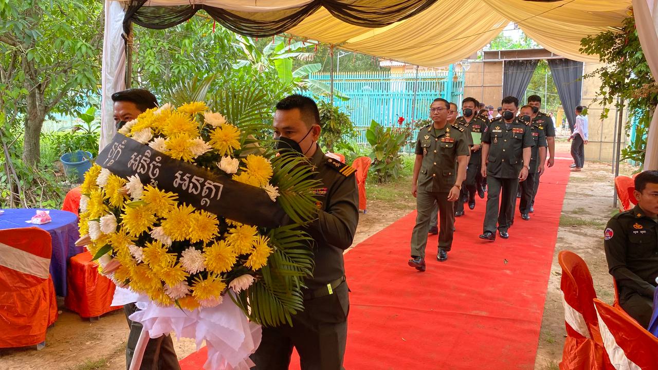 ប្រតិភូនាយទាហាន អគ្គនាយកដ្ឋានយោធសេវា ក្រសួងការពារជាតិ អញ្ជើញដាក់កម្រងផ្កា គោរពវិញ្ញាណក្ខន្ធសព ឧបាសិកា ដុក ខែន ដែលជាម្តាយបង្កើត ឯកឧត្តម នាយឧត្តមសេនីយ៍ ជៀង អំ