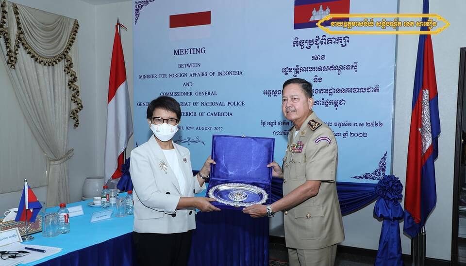 ឯកឧត្តម នាយឧត្តមសេនីយ៍ សន្តិបណ្ឌិត នេត សាវឿន ទទួលជួបស្វាគមន៍ និងពិភាក្សាការងារជាមួយលោកជំទាវ រដ្ឋមន្រ្តីក្រសួងការបរទេស និងសហប្រតិបត្តិការអន្តរជាតិ នៃសាធារណរដ្ឋឥណ្ឌូណេស៊ី