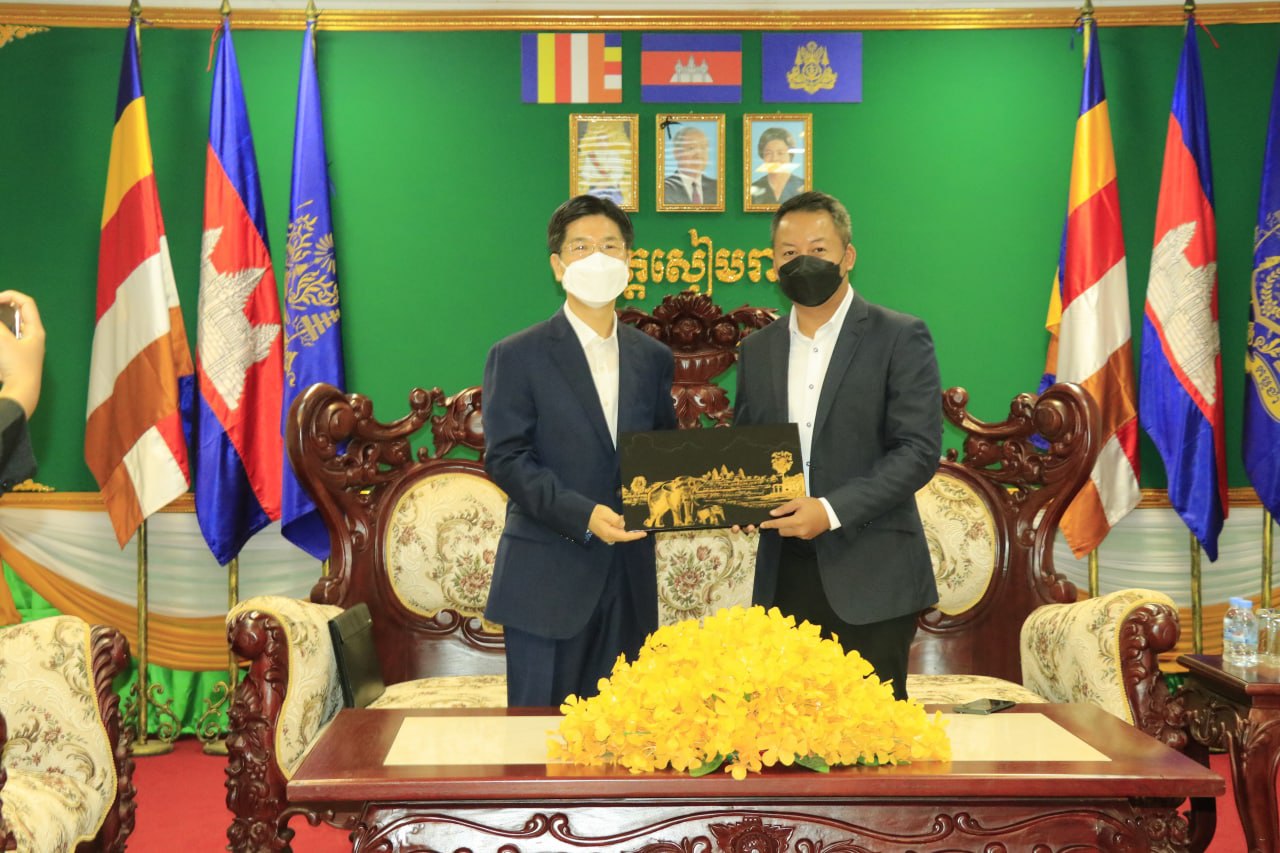អគ្គកុងស៊ុល កូរ៉េ ប្រចាំខេត្តសៀមរាប ចូលជួបសម្តែងការគួរសម និងជម្រាបលា អភិបាលខេត្ត ក្នុងឱកាសបញ្ចប់អាណត្តិ របស់ខ្លួន