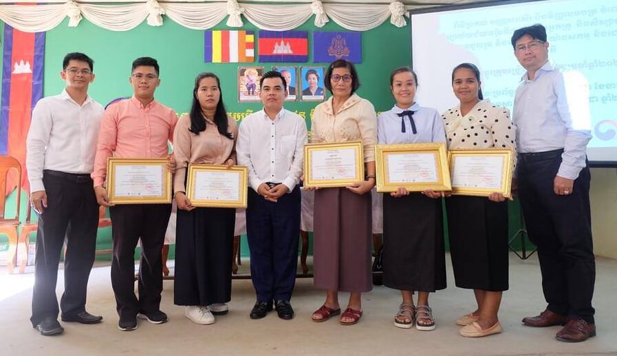 គណៈគ្រប់គ្រង លោកគ្រូ អ្នកគ្រូ និងសិស្សានុសិស្សនៅវិទ្យាល័យគោលដៅចំនួន៤ បានទទួលប័ណ្ណសរសើរ និងវិញ្ញាបនបត្រ បញ្ជាក់ការសិក្សា ក្នុងកម្មវិធីការផ្លាស់ប្តូរគ្រូបង្រៀនអន្តរជាតិសម្រាប់ឆ្នាំ២០២២
