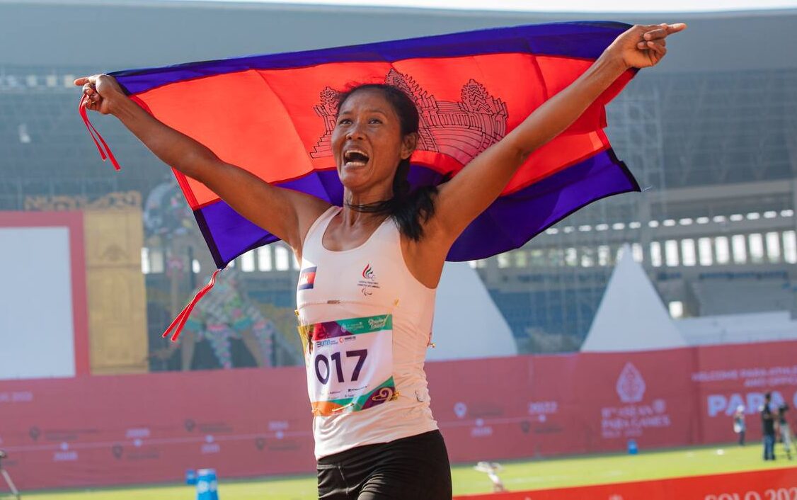 អបអសាទរ !!! កីឡាការិនីអត្តពលកម្មជនពិការ វ៉ិត ចាន្ថា ដណ្តើមបានមេដាយមាសមួយគ្រឿងទៀត លើវិញ្ញាសា៤០០ម៉ែត្រ ជូនកម្ពុជា ក្នុងព្រឹត្តការណ៍អាស៊ានប៉ារ៉ាហ្គេម លើកទី១១ នាទីក្រុងសូឡូ ប្រទេសឥណ្ឌូនេស៊ី