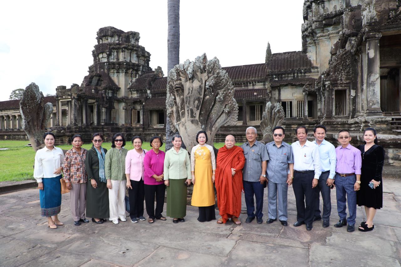 លោកជំទាវកិត្តិសង្គហបណ្ឌិត ម៉ែន សំអន និង លោកជំទាវ ង្វៀន ធីថាញ់ និងគណៈប្រតិភូអញ្ជើញទស្សនកិច្ចប្រាសាទអង្គរវត្ត