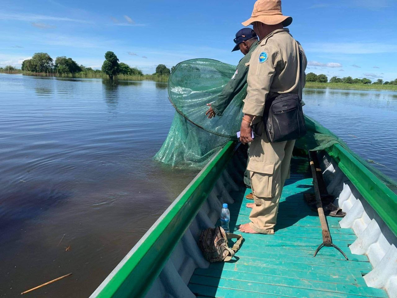 ខណ្ឌរដ្ឋបាលជលផល កំពង់ឆ្នាំងចុះបង្ក្រាបបទល្មើសនេសាទបំផ្លាញចោលរបាំងស្បៃមុងចំនួន ១១កន្លែង ប្រវែង ៨០០ម៉ែត្រ និងអប់រំ ផ្សព្វផ្សាយច្បាប់ស្ដីពីជលផលដល់បងប្អូនប្រជានេសាទ
