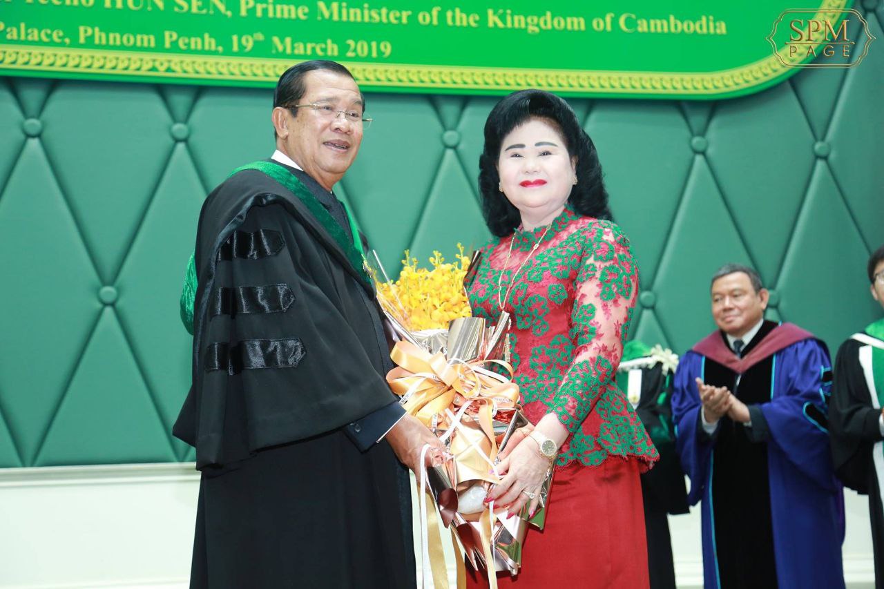ព្រឹកនេះសម្តេចតេជោ ហ៊ុន សែន អញ្ជើញទទួលសញ្ញាបត្របណ្ឌិតកិត្តិយសផ្នែកអភិវឌ្ឍន៍ ពីសាកលវិទ្យាល័យភូមិន្ទភ្នំពេញ