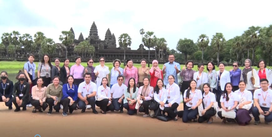 ឯកឧត្តម លោកជំទាវ ស្វាមីភរិយា រដ្ឋមន្រ្តីការបរទេសអាស៊ាននិងដៃគូសហការ អញ្ជើញទស្សនកិច្ចនៅ ប្រាសាទអង្គរ ប្រាសាទបាយ័ន និងហាងលក់វត្ថុអនុស្សាវរីយ៍ប៉ាលិលេយ្យ ក្រុងសៀមរាប