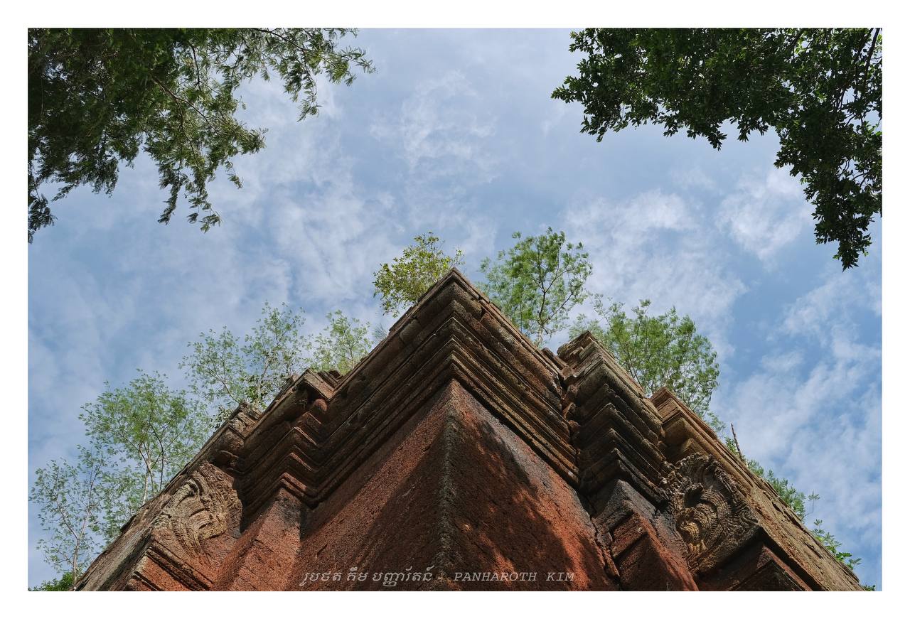 ប្រាសាទភ្នំដា ស្ថិតនៅលើកំពូលភ្នំដាក្នុងស្រុកអង្គរបុរី ខេត្តតាកែវ