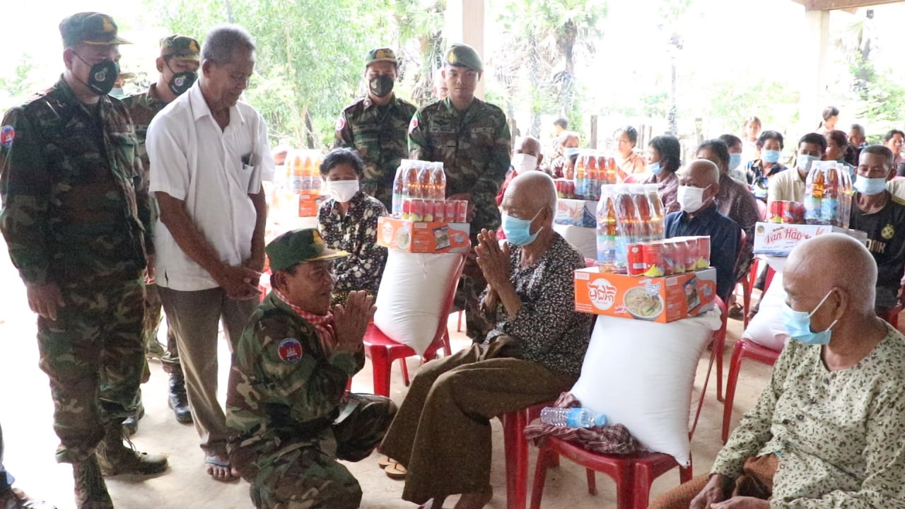 ពលរដ្ឋក្រីក្រ ២០គ្រួសាររស់នៅក្នុងឃុំបន្ទាយស្ទោង បានទទួលអំណោយឯកឧត្តមបណ្ឌិត ហ៊ុន ម៉ាណែត និងលោកជំទាវ ពេជ ច័ន្ទមន្នី