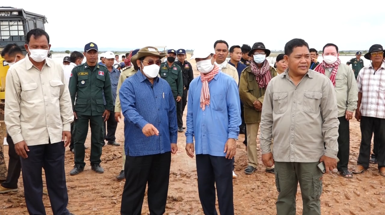 អភិបាលខេត្តតាកែវសម្រេចផ្អាកការធ្វើចរាចរណ៍ជាបណ្តោះអាសន្នផ្លូវទំនប់ដាច់ បន្ទាប់ពីបាក់ស្រុតដីនៅចំណុចស្ពានទំនប់ដាច់ព្រំប្រទល់រវាងស្រុកសំរោង និងស្រុកអង្គរបូរី