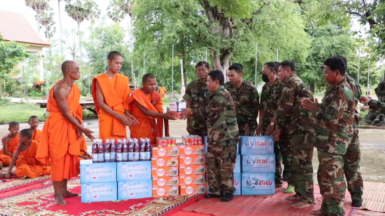 ទេយ្យទាន ជាអំណោយ ឯកឧត្ដមបណ្ឌិត ហ៊ុន ម៉ាណែត និងលោកជំទាវ ពេជ ចន្ទមុន្នី ត្រូវបានប្រគេនព្រះសង្ឃដែលកំពុងគង់ចាំវស្សា និងលោកយាយលោកតា ដែលស្នាក់អាស្រ័យនៅក្នុងវត្តព្រះពន្លាជ័យ កំពុងជួបការខ្វះខាត