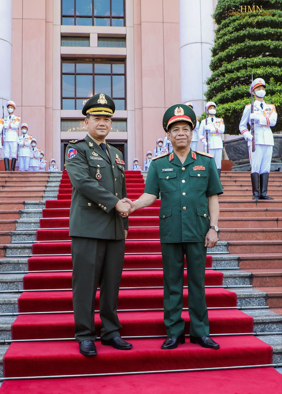 មេបញ្ជាការកងទ័ពជើងគោក នៃកងយោធពលខេមរភូមិន្ទ  បានជួបប្រជុំពិភាក្សាការងារជាមួយអនុប្រធានអគ្គសេនាធិការ  នៃកងទ័ពប្រជាជនវៀតណាម នៅរដ្ឋធានីហាណូយ
