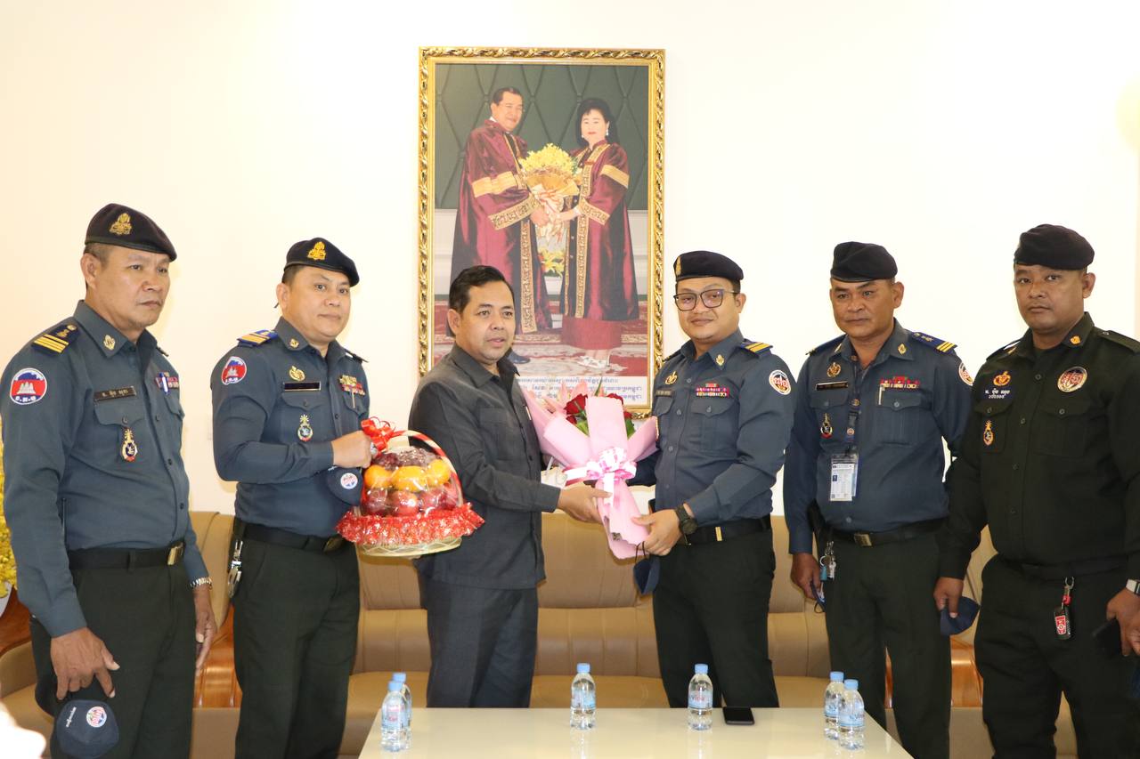 មន្ត្រីនគរបាល និងកងរាជអាវុធហត្ថខណ្ឌចំការមន ជូនពរដល់លោកអភិបាល ដែលត្រូវផ្ទេរភារកិច្ចថ្មី បន្តដឹកនាំការងារនៅកន្លែងថ្មី ឱ្យទទួលបានជោគជ័យបន្ថែមទៀត