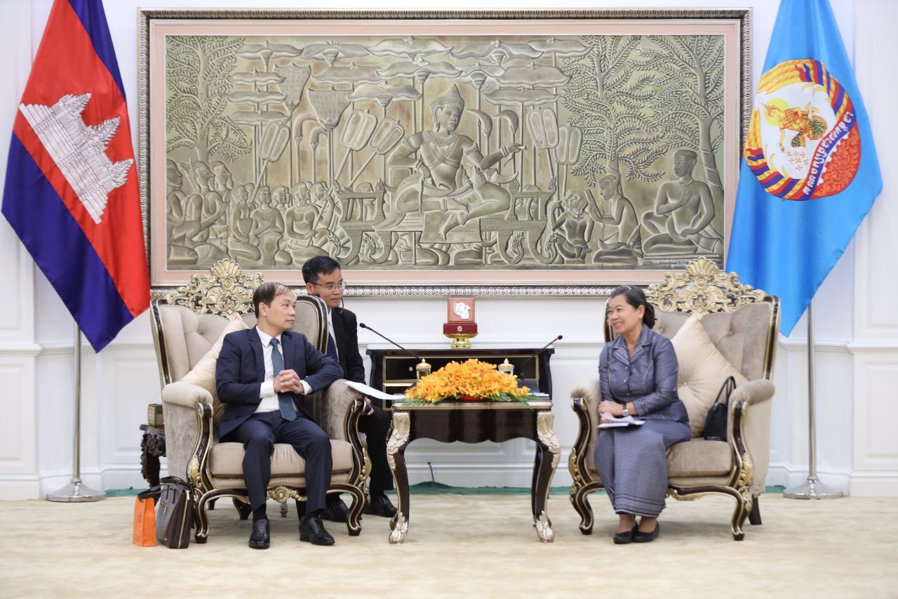 លោកជំទាវកិត្តិសង្គហបណ្ឌិត ម៉ែន សំអន ទទួលជួបគណៈប្រតិភូគណៈចលនាមហាជនមជ្ឈិមបក្សកុម្មុយនីស្តវៀតណាម