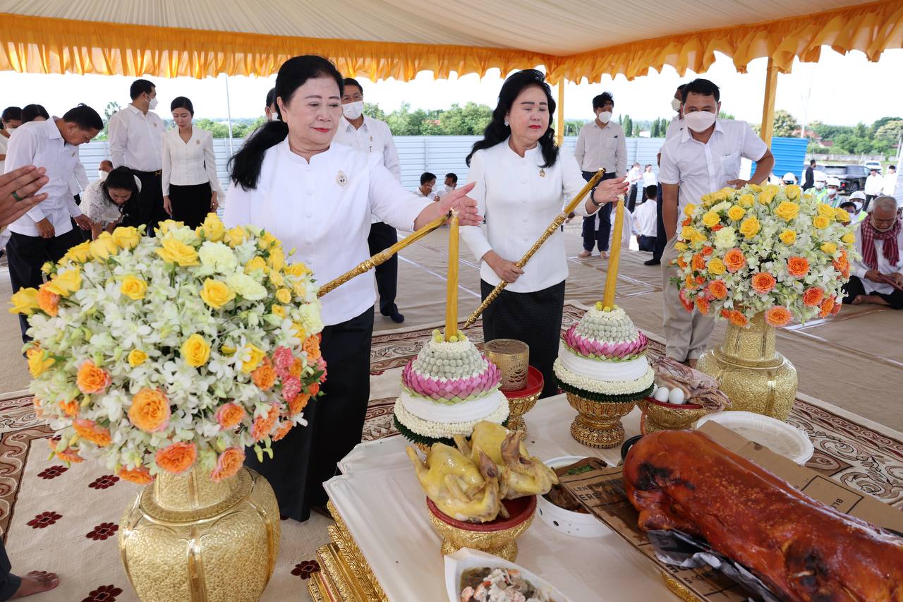សម្តេចតេជោនាយករដ្ឋមន្រ្តី និងសម្តេចកិត្តិព្រឹទ្ធបណ្ឌិត អញ្ជើញបូជាគ្រឿងសក្ការៈចេតីយ៍តម្កល់សពសម្តេចឧត្តមទេពញ៉ាណ ហ៊ុន ណេង