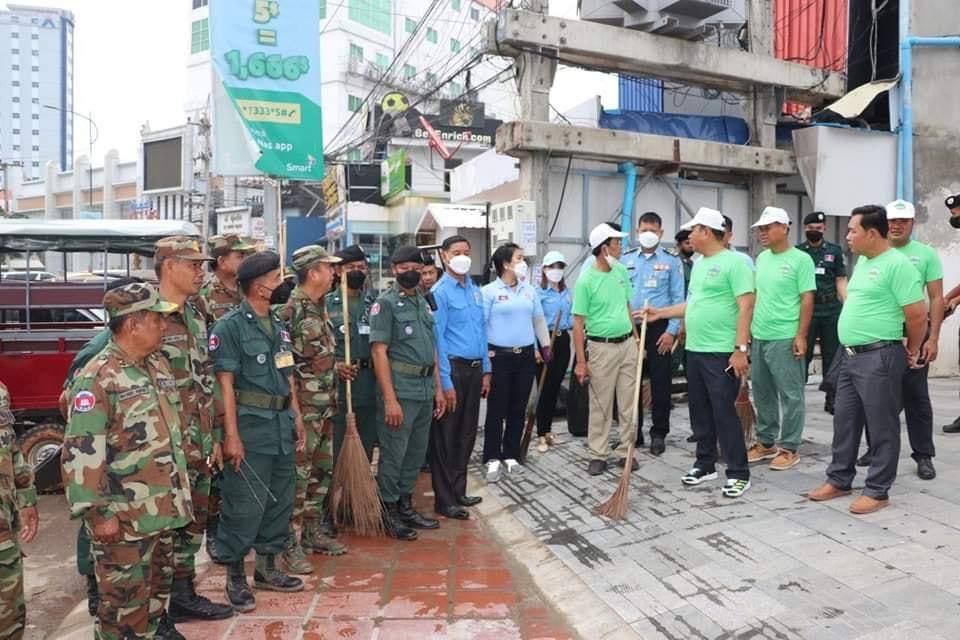 ក្រុងប៉ោយប៉ែត និងស្រុកអារញ្ញប្រាថេតរួមគ្នាសម្អាតបរិស្ថាន អនាម័យនៅមាត់ច្រកទ្វារព្រំដែនអន្តរជាតិប៉ោយប៉ែត-ខ្លងលឹក