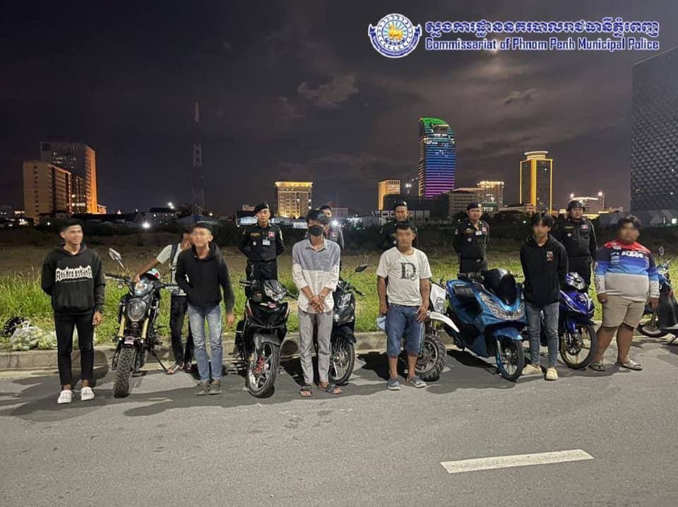 កម្លាំងនគរបាល ខណ្ឌដូនពេញ ចុះបង្ក្រាបក្រុមក្មេងទំនើង បង្ហោះម៉ូតូ និងប្រើ បំពង់ស៊ីម៉ាំង បំពងសំឡេង រំខានពលរដ្ឋ បានចំនួន ៨ គ្រឿង