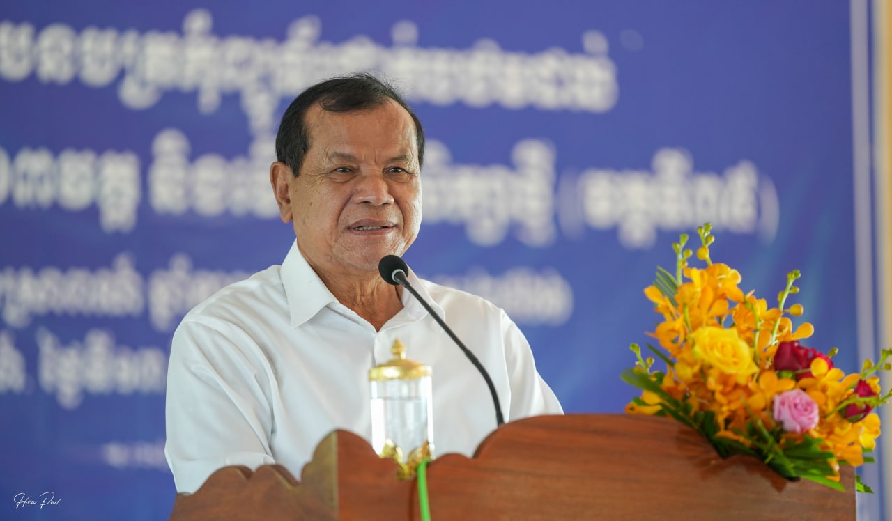 រដ្ឋមន្ត្រី ថោង ខុន នាំយកកុំព្យូទ័រ៣៤គ្រឿងរបស់សប្បុរសជន និងប្រគល់វិញ្ញាបនបត្រកុំព្យូទ័រដល់សិស្សនៅស្រុកបារាយណ៍