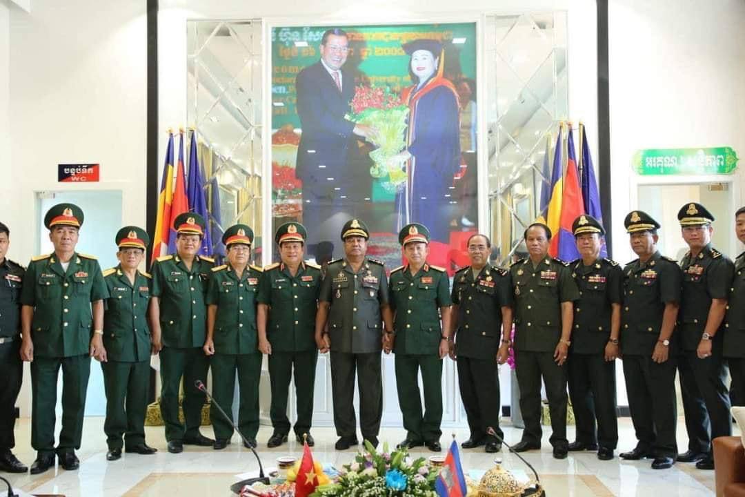 នាយឧត្តមសេនីយ៍ កិត្តិបណ្ឌិត ហុីង ប៊ុនហៀង ទទួលជួបឧត្តមសេនីយ៍ត្រី ង្វៀន វ៉ាងតៀន មេបញ្ជាការរង បញ្ជាការដ្ឋានយោធភូមិភាគទី៩ កងទ័ពប្រជាជនវៀតណាម
