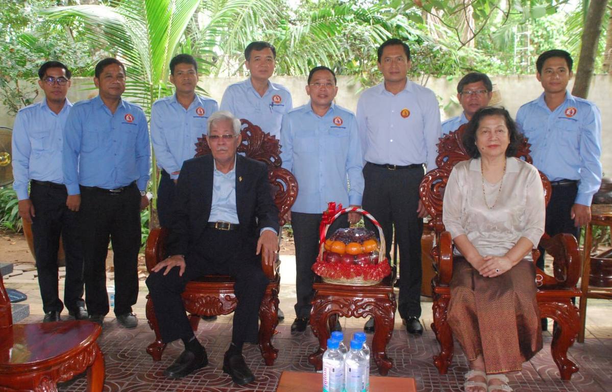 ឯកឧត្ដម ចាយ បូរិន តំណាងដ៏ខ្ពង់ខ្ពស់ឯកឧត្ដមបណ្ឌិត ហ៊ុន ម៉ាណែត និងលោកជំទាវបណ្ឌិត ពេជ ចន្ទមុន្នី ដឹកនាំប្រតិភូយុវជនផ្នែកឃោសនាអប់រំ សួរសុខទុក្ខនិងសុំឱវាទពី ឯកឧត្តមកិត្តិនីតិកោសលបណ្ឌិត ប៉ែន បញ្ញា