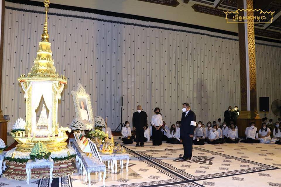 សម្តេចវិបុលសេនាភក្តី សាយ ឈុំ អញ្ជើញគោរពវិញ្ញាណក្ខន្ធព្រះអដ្ឋិសម្តេចព្រះបរមរាមា នរោត្តម យុវនាថ