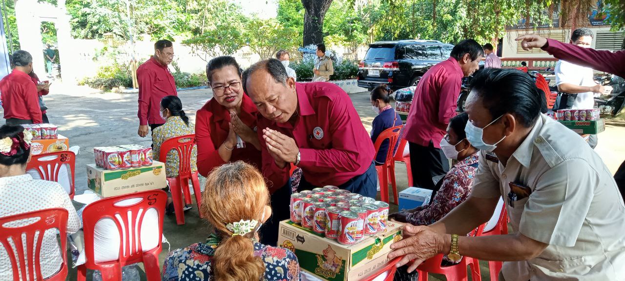 សាខាកាកបាទក្រហម ចែកអំណោយអ្នកផ្ទុកមេរោគអេដស៍ចំនួន១៥គ្រួសារ នៅមង្គលបុរី