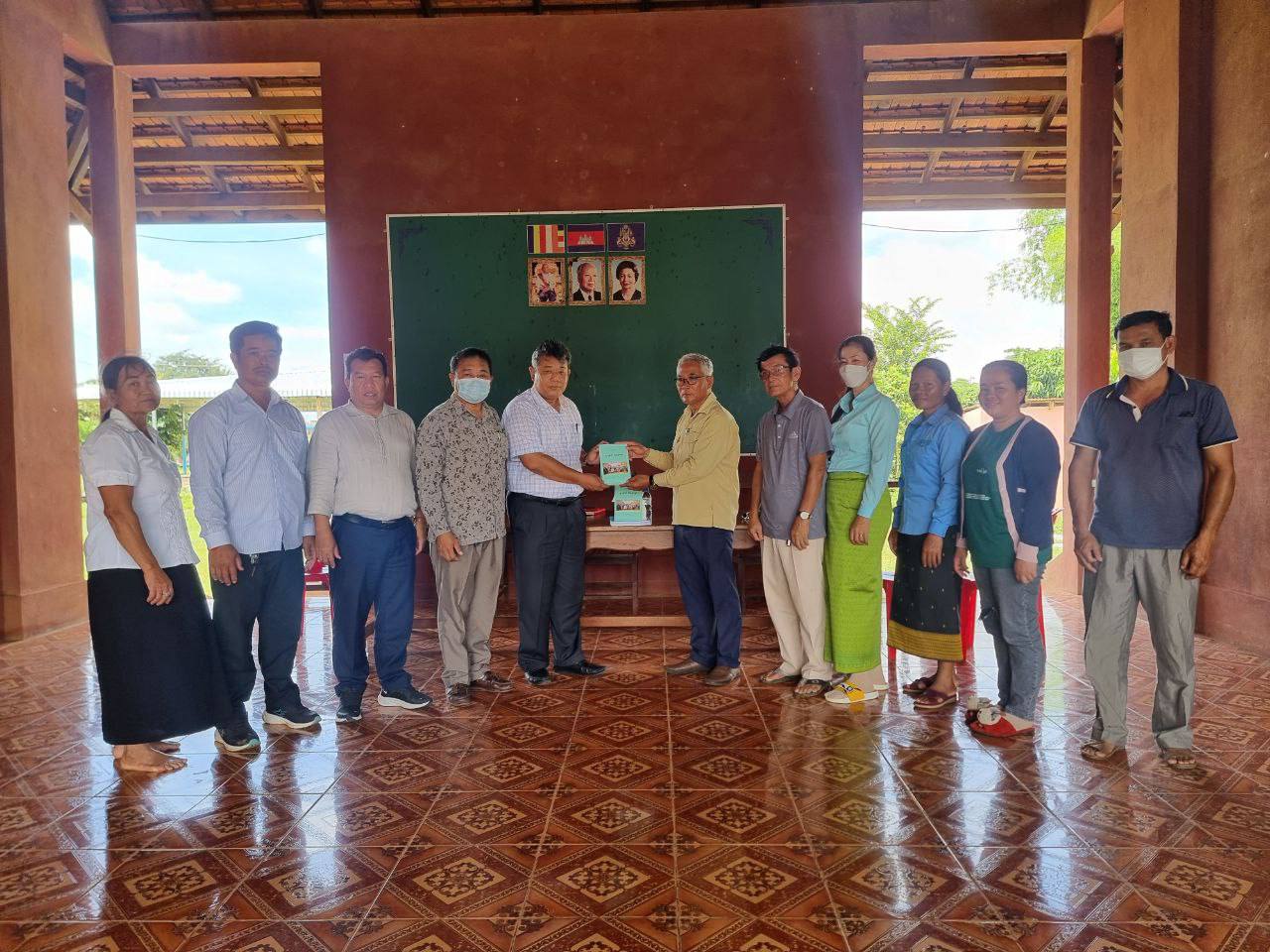 ឯកឧត្តម រ័ត្ន វិរៈ ជួបសំណេះសំណាល ជាមួយក្រុមប្រឹក្សាឃុំព្រះធាតុ និងចែកអំណោយជូនប្រជាពលរដ្ឋ នៅស្រុកអូររាំឪ ខេត្តត្បូងឃ្មុំ