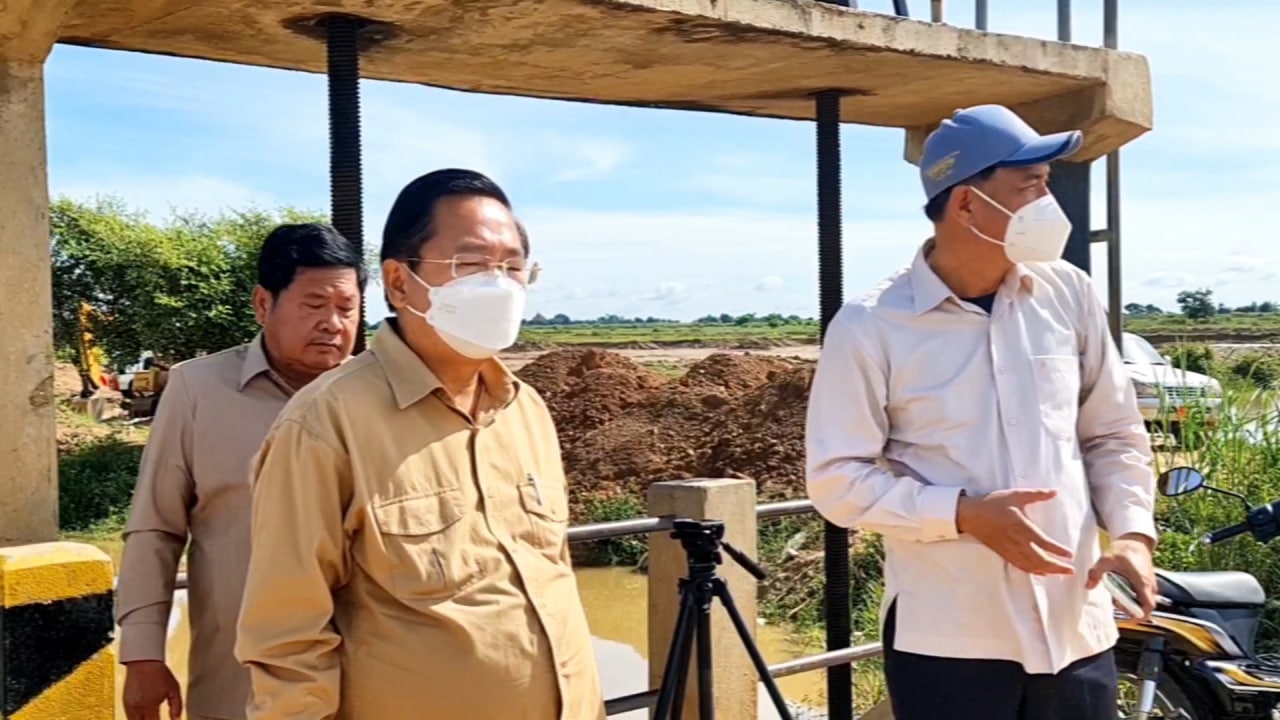 អភិបាលខេត្តបាត់ដំបង ចុះពិនិត្យទីតាំងអាងភាសស្រុកឯកភ្នំ ក្រោយពីមានការញុះញង់បង្កការតវ៉ា ពាក់ព័ន្ធនិងការស្តារដីបាតអាងដែលគោករាក់ ដើម្បីរក្សានិងតម្កល់ស្តុកទឹកក្នុងអាង នារដូវវស្សា សម្រាប់ជាប្រយោជន៍ ផ្តល់ការស្រោចស្រពស្រែប្រាំងជាង ៥ពាន់ហិកតា