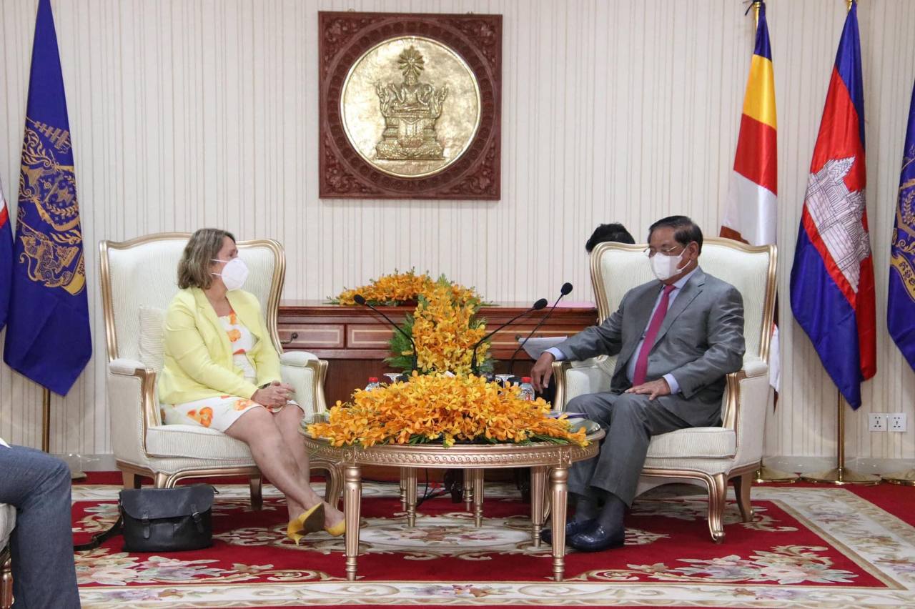 សម្ដេចក្រឡាហោម ស ខេង ឧបនាយករដ្ឋមន្ត្រី រដ្ឋមន្ត្រីក្រសួងមហាផ្ទៃ បានអនុញ្ញាតជូនលោកជំទាវ Tina Redshaw ឯកអគ្គរាជទូតចក្រភពអង់គ្លេសចូលជួបជម្រាបលា នាឱកាសលោកជំទាវត្រូវបញ្ចប់បេសកកម្មការទូតនៅកម្ពុជា