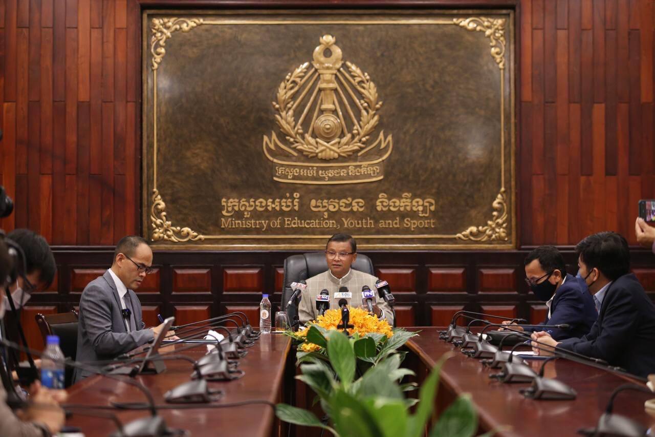 រដ្ឋមន្ត្រីក្រសួងអប់រំធ្វើសន្និសីទ សារព័ត៌មានស្តីពីការបង្កើតវិទ្យាស្ថានសិក្សាអន្តរជាតិ និងគោលនយោបាយសាធារណៈ