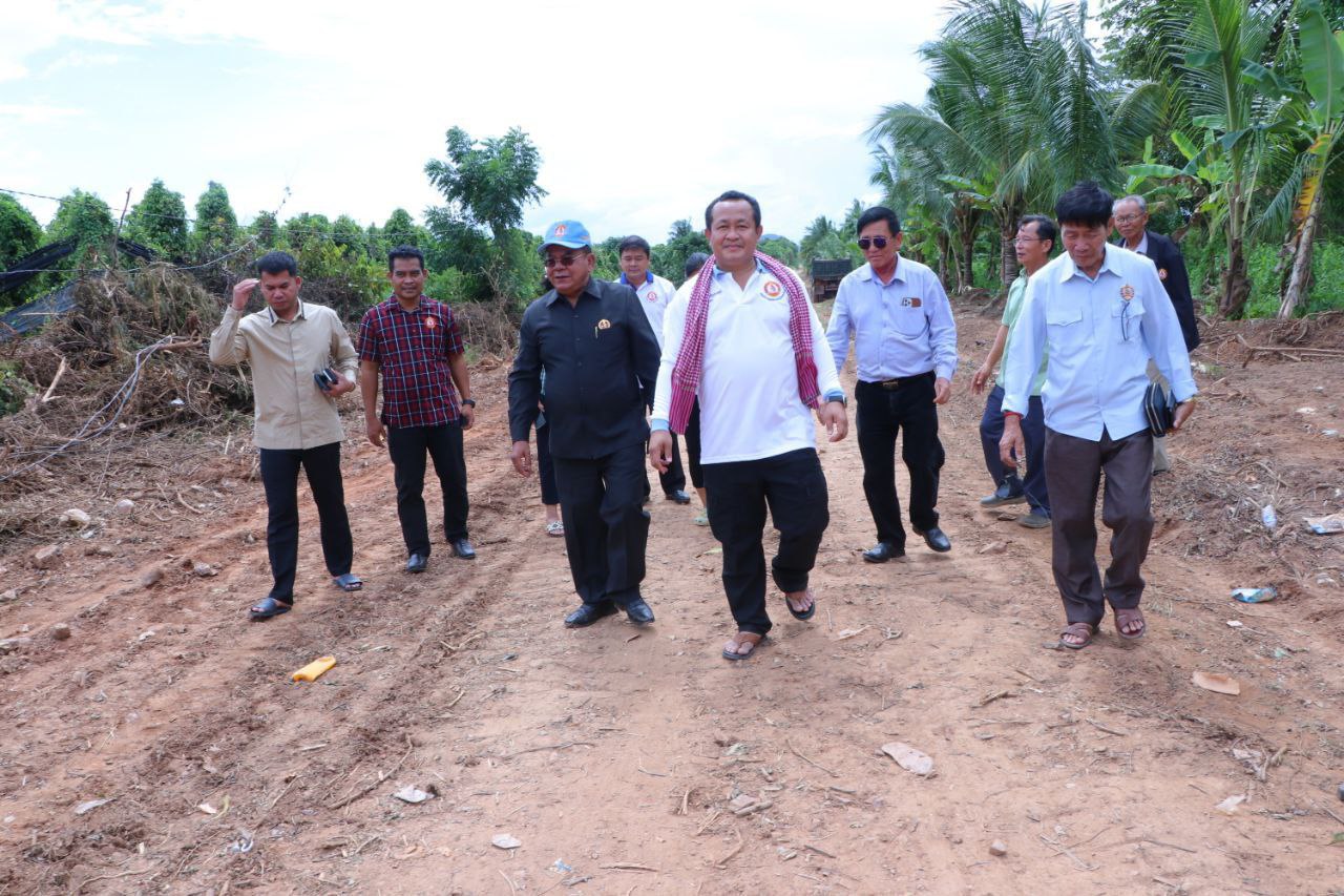 ប្រជាពលរដ្ឋភូមិចំការបី ទទួលបានផ្លូវលំមួយខ្សែទៀត ជាអំណោយរបស់ក្រុមការងារគណបក្សប្រជាជនកម្ពុជា