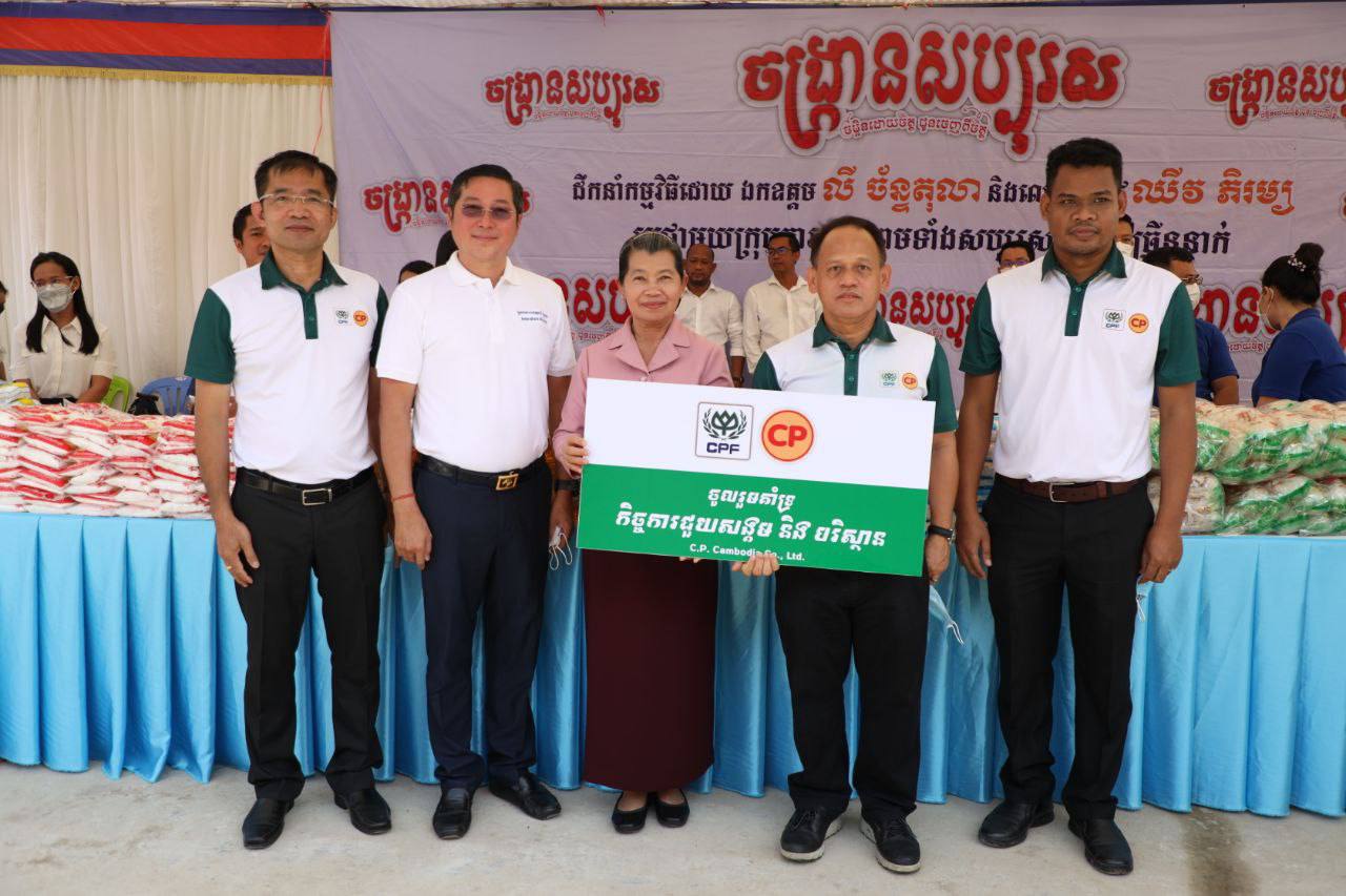 លោកជំទាវកិត្តិសង្គហបណ្ឌិត ម៉ែន សំអន ថ្លែងអំណរគុណសប្បុរសជន ក្នុងកម្មវិធី ចង្ក្រានសប្បុរសលើកទី១២ ដែលបានជួយដល់ប្រជាពលរដ្ឋប្រកបរបររើសសំរាមចំនួន ២៨៣គ្រួសារ នៅខណ្ឌដង្កោ