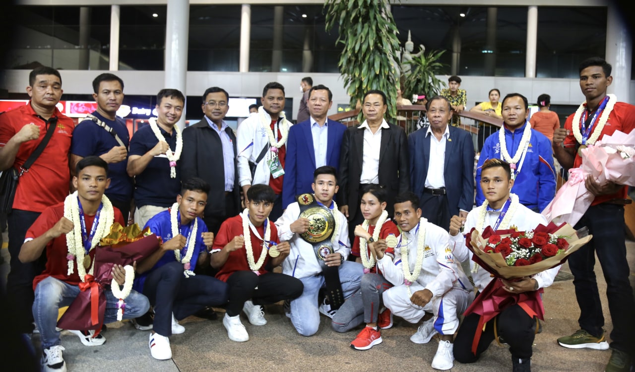 ថ្នាក់ដឹកនាំក្រសួងអប់រំ យុវជន និងកីឡាទទួលស្វាគមន៍ ដំណើរវិលត្រឡប់មកកាន់មាតុប្រទេសវិញ របស់ក្រុមកីឡាប្រដាល់គុនខ្មែរ ពីព្រឹត្តិការណ៍ប្រកួត “IFMA World Muaythai Grand Slam 2022”