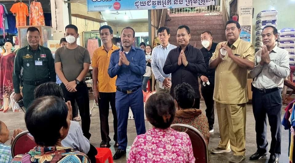 អភិបាលខណ្ឌមានជ័យថ្មី លោក ហែម ដារិទ្ធិ ចុះសំណេះសំណាល និងសួរសុខទុក្ខ ជាមួយអាជីវករលក់ដូរក្នុងផ្សារចាក់អង្រែ