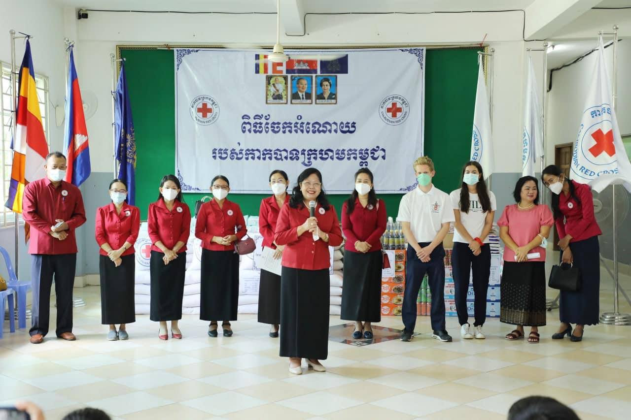 លោកជំទាវ ម៉ែន នារីសោភ័គ ចុះសួរសុខទុក្ខ និងផ្តល់អំណោយមនុស្សធម៌ ជូនដល់កុមារខ្សោយសតិបញ្ញា កុមារពិការ កុមារកំព្រា និងគ្រូ-បុគ្គលិក ព្រមទាំងអ្នកស្ម័គ្រចិត្តបរទេស នៃបុរីទារក និងកុមារជាតិ